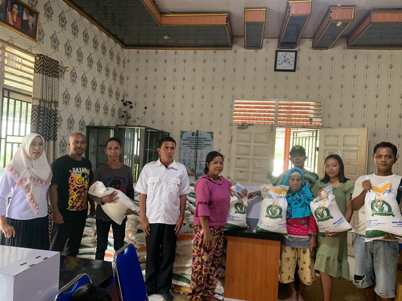 Penyaluran Beras Pangan di Desa Pangkul 004ebb40-d9ea-4e34-88e9-f3d6c50989d7.jpg