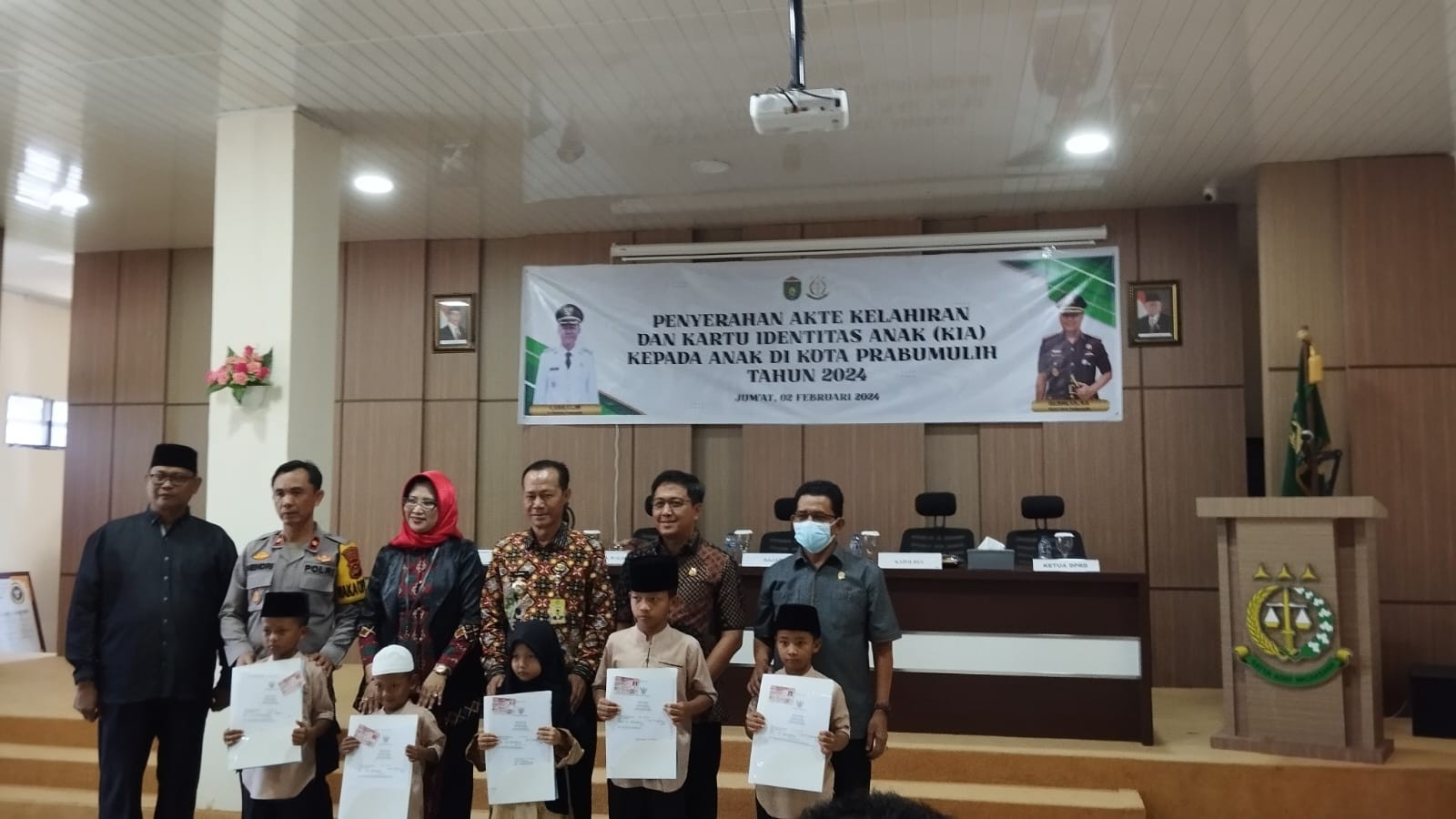 PENYERAHAN AKTE KELAHIRAN DAN KARTU IDENTITAS ANAK DI KANTOR JAKSA NEGRI KOTA PRABUMULIH. 9ad40fe4-cea2-4f90-969c-e46377ce169d.jpg