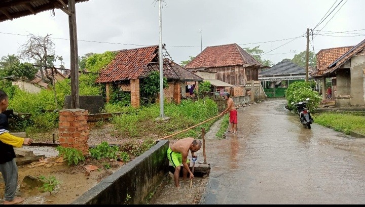 Pembersihan Parit yang sudah tersumbat di kala hujan deras Screenshot_20230424-131012_WhatsApp.jpg