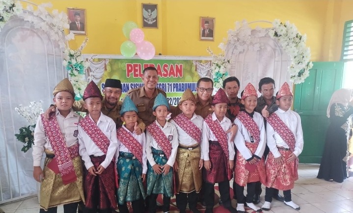 Kepala Desa Pangkul menghadiri acara Pelepasan Siswa/Siswi SDN 71 Prabumulih Screenshot_20230530-184435_Gallery.jpg